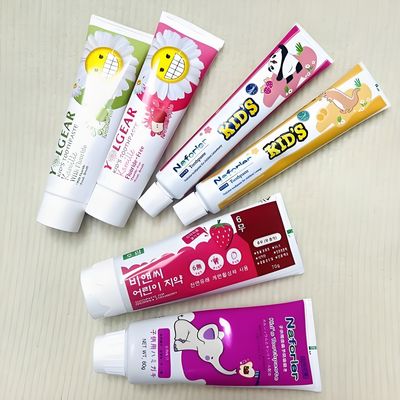 様々なサイズの歯磨き粉チューブに対応する水平カートナー機
