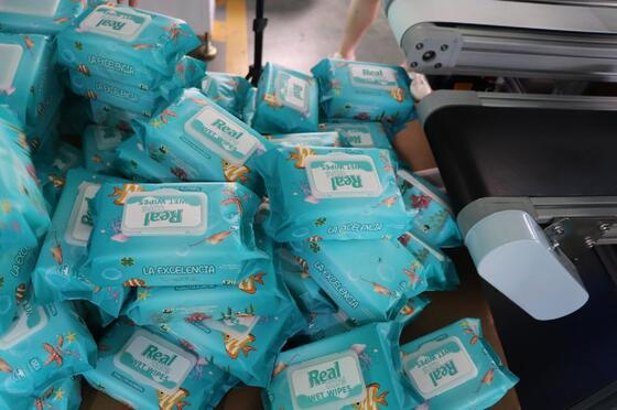 耐久性のある湿面拭き袋の梱包機 精密な梱包とスムーズな操作を保証する高度な制御システムで装備